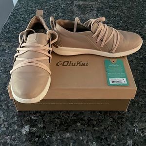 Olukai Women's Malua Li Sneaker Warm Taupe/Off White- gently worn